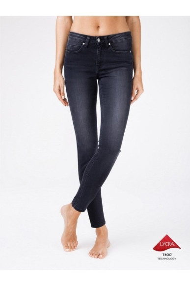 Джинси жіночі Conte CON-97 "Velvet Touch", що моделюють з преміального деніму